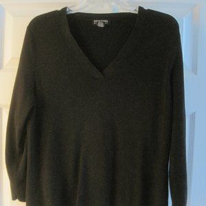NEW YORK AND  COMPANY BLACK V-NECK SWEATER LARGE $39.94